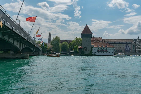 Člun na řece Rýn s historickým starým městem Constance — Stock fotografie