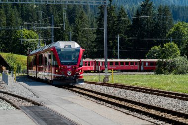 kırmızı dar ölçer tren uzak bir tren istasyonuna geliyor 