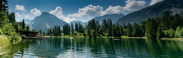 Den pittoreska sjön Untersee i Arosa med det allmänna bad — Stockfoto