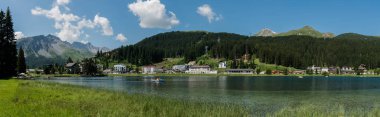 Isviçre Alpleri 'nde Arosa Gölü ve kasaba panoramik manzara görünümü