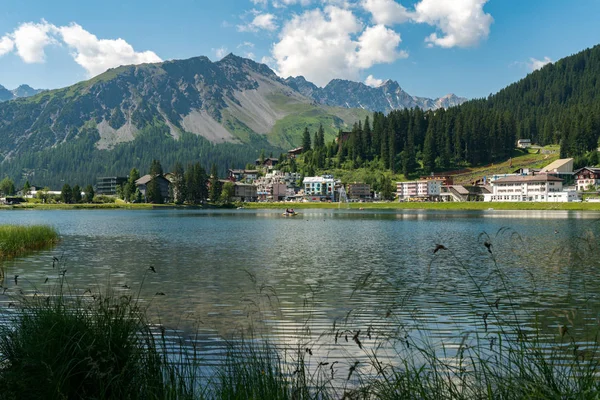 Pohled na okolní jezero a město Arosa ve švýcarských Alpách — Stock fotografie