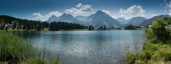 Panorama liggande utsikt över sjön och staden Arosa i swi — Stockfoto