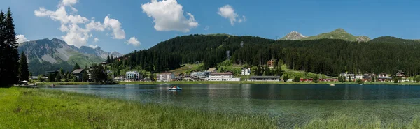 Panorama landskap utsikt över sjön och staden Arosa i de schweiziska Alperna — Stockfoto