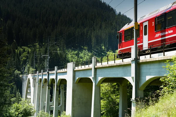 Tren de ancho estrecho cruza un largo viaducto a través de un profundo barranco i — Foto de Stock