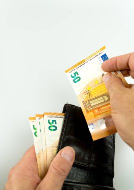 bir rüşvet veya Payo olarak Euro nakit para sunan adam izole görünümü