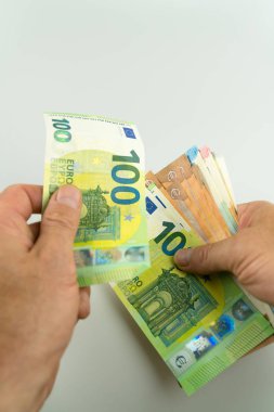 bir rüşvet veya Payo olarak Euro nakit para sunan adam izole görünümü