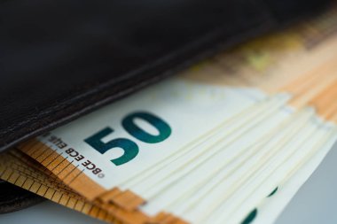 kahverengi deri cüzdan içinde 50 büyük yığını Euro banknotlar