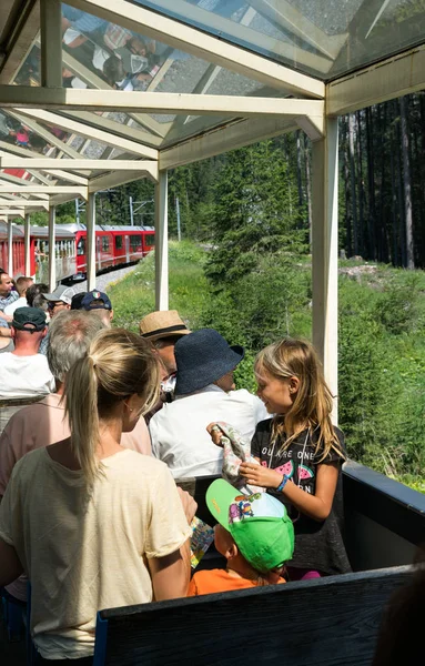 Touristen genießen die Fahrt im offenen Panoramazugwaggon ab chur — Stockfoto