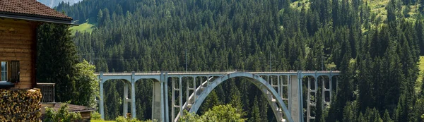 Vista panorámica del viaducto de Langwies en las montañas de Suiza cerca de Arosa — Foto de Stock
