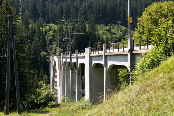 Vista del viaducto de Langwies en las montañas de Suiza cerca de Arosa — Foto de Stock