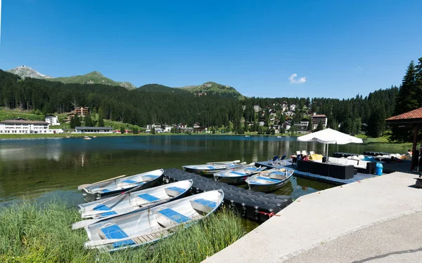 Vista panoramica sul lago e sulla città di Arosa nelle Alpi svizzere — Foto Stock