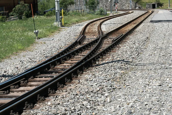 Egy keskeny nyomtávú vasúti sínkapcsolóhoz közel — Stock Fotó