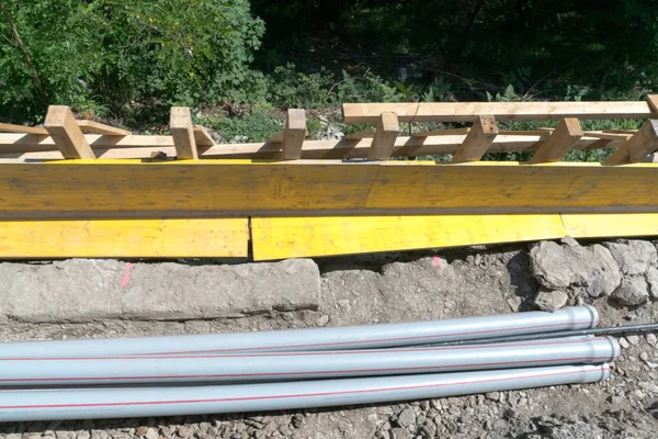 Staveniště se šálu a trubky připravené pro betonovou základnu podél trati — Stock fotografie
