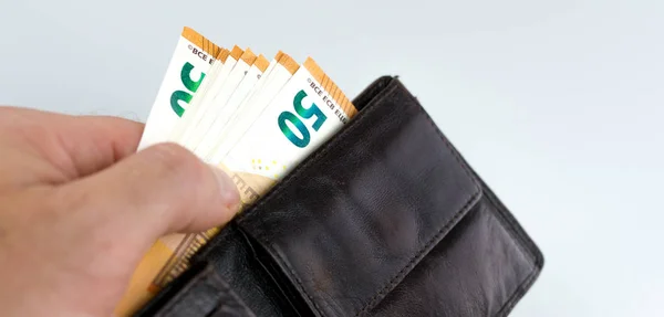 Homem que tira 50 notas de euro de uma carteira de couro castanho — Fotografia de Stock
