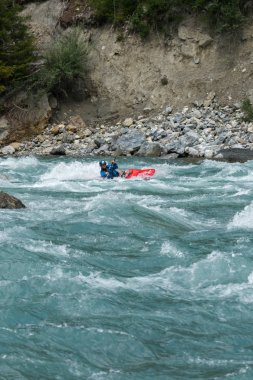 Kanocu vahşi bir dağ Nehri üzerinde Rapids geçerek