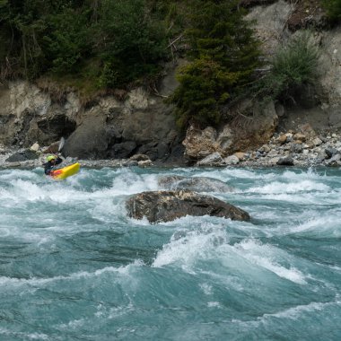 Kanocu vahşi bir dağ Nehri üzerinde Rapids geçerek