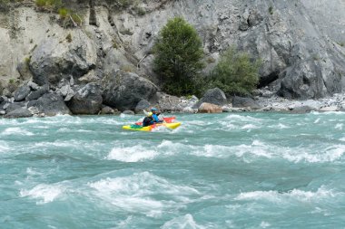 kayakers vahşi bir dağ Nehri üzerinde Rapids geçerek