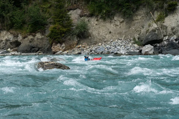 Kayak pasando por rápidos en un río salvaje de montaña — Foto de Stock