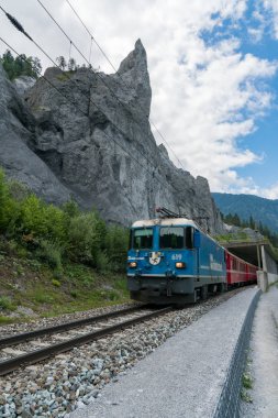 Ren Nehri kıyısında Rhaetian Demiryolu treni