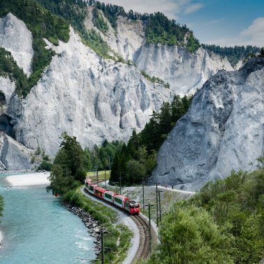 Rhine Nehri kıyısında yürüyüşçüler ve Rhaetian Demiryolu 