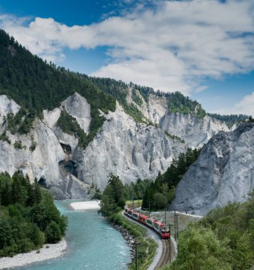 Rhine Nehri kıyısında yürüyüşçüler ve Rhaetian Demiryolu 