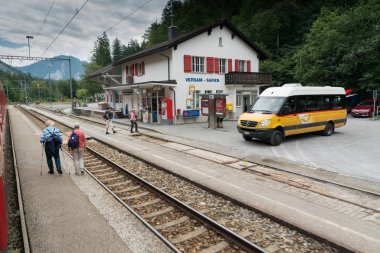halk otobüsü, tren için Versam tren istasyonunda bekler
