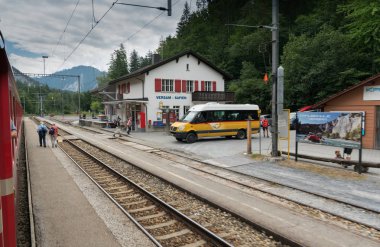 halk otobüsü, tren için Versam tren istasyonunda bekler