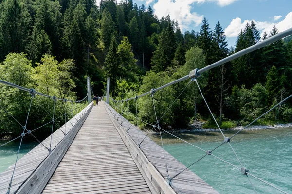 Turistas en el puente colgante sobre el río Rin en la Ru — Foto de Stock