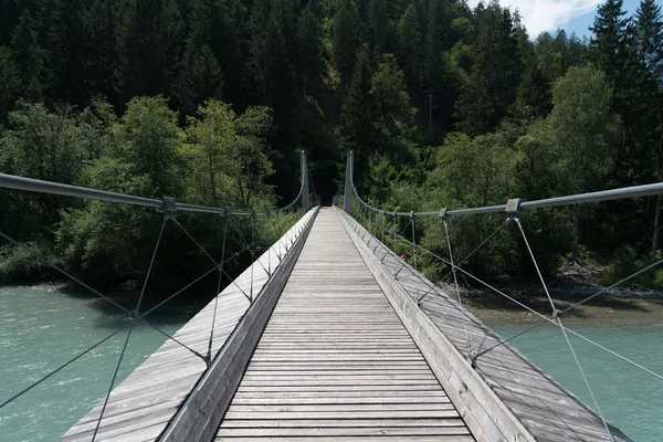 Moderno puente colgante de madera sobre el río Rin en los cisnes — Foto de Stock