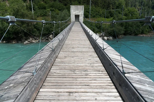 Ponte suspensa de madeira moderna sobre o rio Reno no Swis — Fotografia de Stock