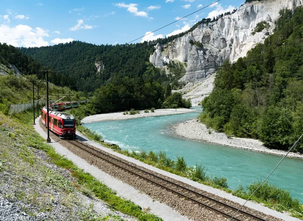 El tren ferroviario de Rhaetian en las orillas del río del Rin en th — Foto de Stock