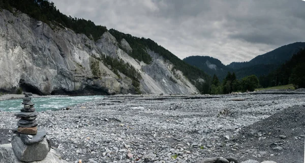 O desfiladeiro de Ruinaulta e rio Reno com um cairn de pedra no fo — Fotografia de Stock