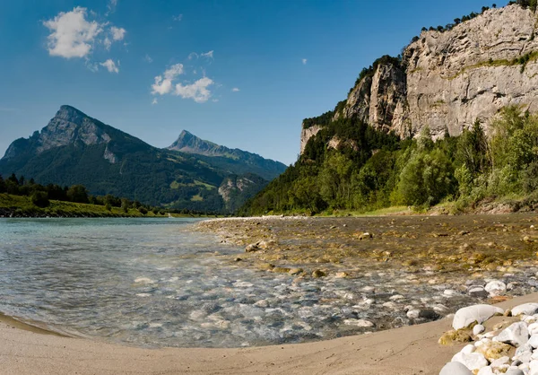 Flod-och fjäll landskap med en fantastisk utsikt i högsommaren — Stockfoto