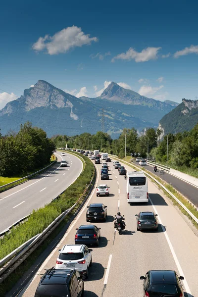 Engarrafamento em uma estrada nas montanhas com muitos carros e peo — Fotografia de Stock