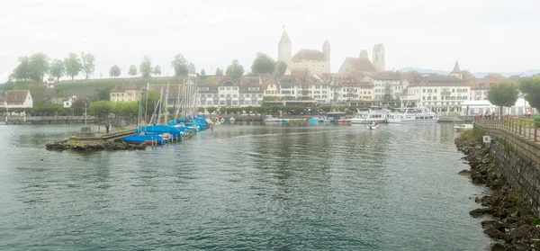 Hafen und Rapperswil mit historischem Schloss und Kirche — Stockfoto