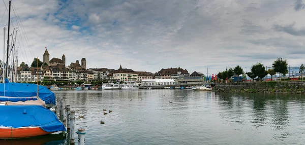 Hafen und Rapperswil mit historischem Schloss und Kirche — Stockfoto