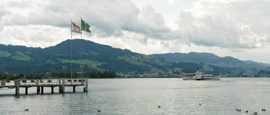 Zürih Gölü'nde Rapperswil Limanı'ndan ayrılan yolcu vapuru