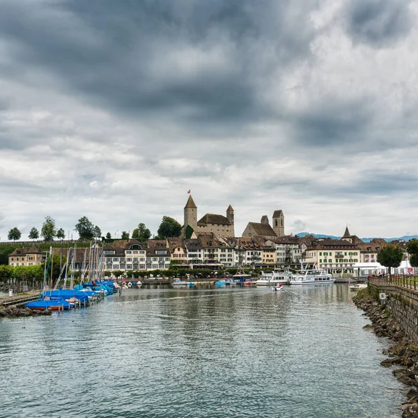 Porto e città di Rapperswil con il castello storico e la chiesa — Foto Stock