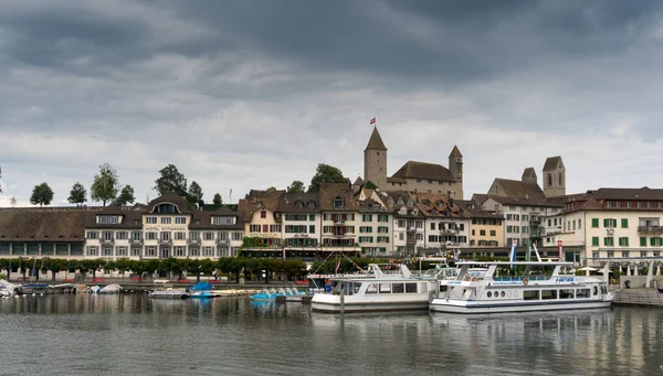 Hamn och staden Rapperswil med det historiska slottet och kyrkplatsen — Stockfoto