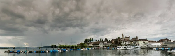 Panorama der Rapperswiler Altstadt und des Hafens mit stürmischer Ausdruckskraft — Stockfoto