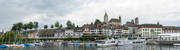 Hamnen och staden Rapperswil med det historiska slottet och kyrkans Panorama — Stockfoto