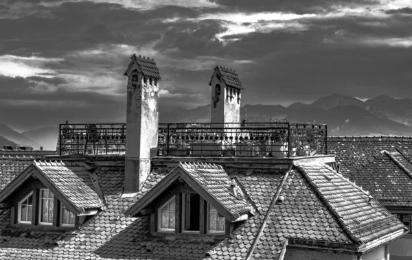 Vista de la antigua casa con una terraza en la azotea y jardín en Europa con — Foto de Stock