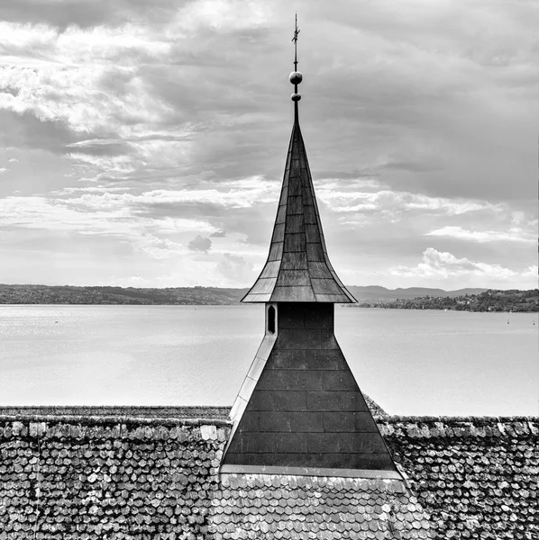 Vista de cerca de un techo de la iglesia con campanario y una vista al lago behi — Foto de Stock