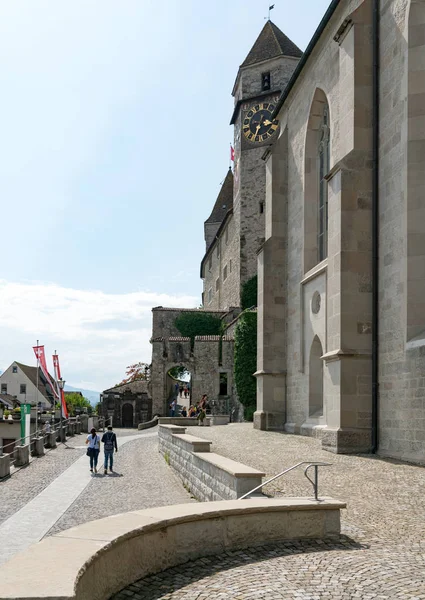 Turistler tarihi eski şehirde kilise ve kale ziyaret — Stok fotoğraf