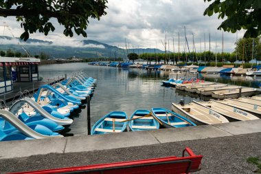 Rapperswil beklemek limanda birçok sandal ve paddleboats