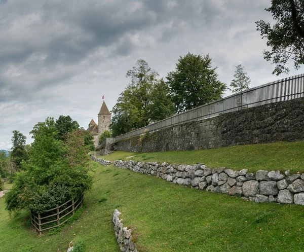 Το κάστρο στο Rapperswil και τους καταπράσινους κήπους του καλοκαιριού — Φωτογραφία Αρχείου