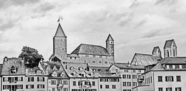 Slottets skyline och den historiska gamla stan i Rapperswil — Stockfoto