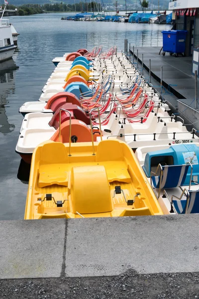 Many rowboats and paddleboats on the harbor in Rapperswil waitin — Stock Photo, Image