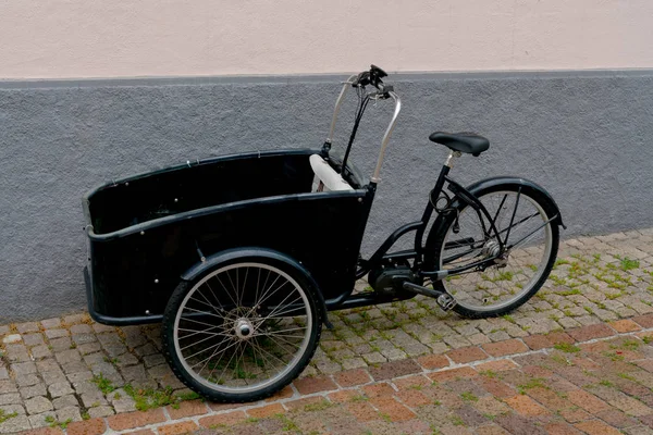 Coole zwarte retro elektrische fiets met grote Cargo Hold vooraan — Stockfoto