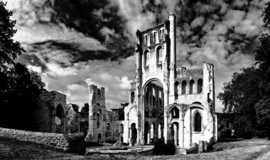 N Jumieges eski bir Benedictine manastır ve manastır kalıntıları